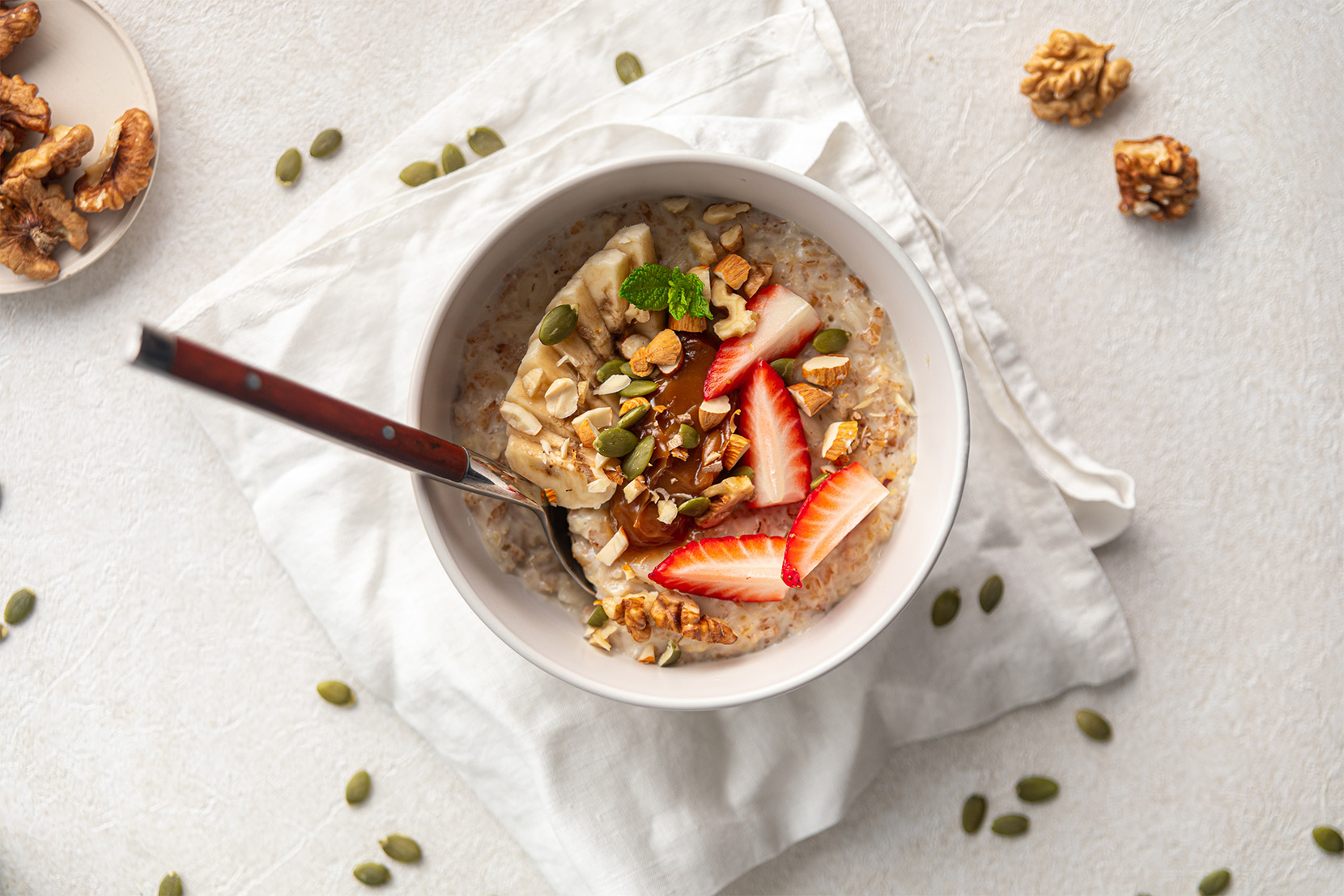 proteínová-ovsená-kaša-s-ovocím-a-orechmi